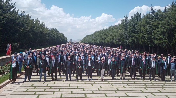 İktidarın Ankara'ya girişini engellediği baro başkanları Anıtkabir'e ulaştı