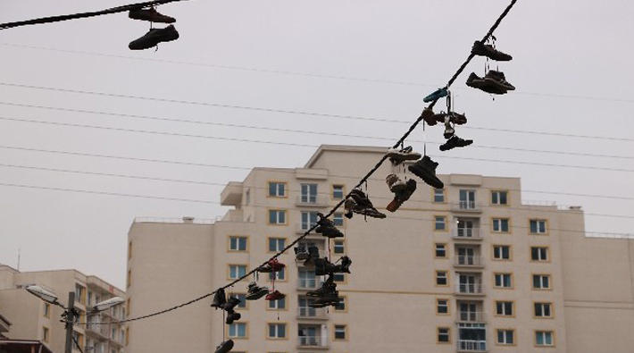 Esenyurt'ta 'Tim Burton' esintisi: Hırsızlara tepki olarak ayakkabıları tellere astılar