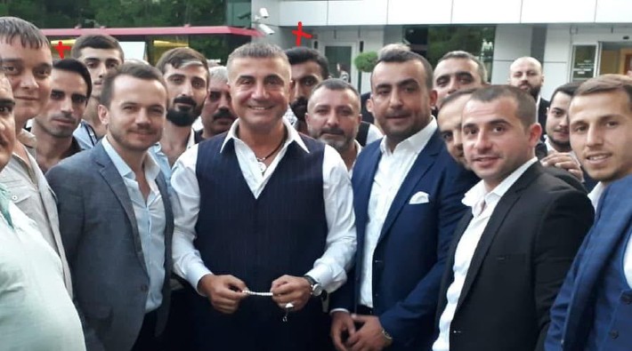 Barış Atay’a yönelik saldırıda organize suç örgütü bağlantısı: Saldırgan ve diğer saldırganın abisinin Sedat Peker ile fotoğrafı ortaya çıktı!