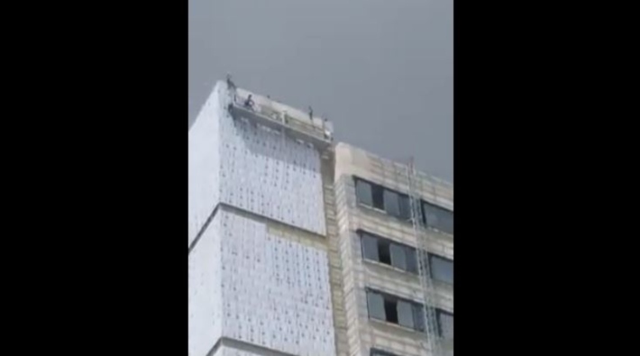 Şehir hastanesi inşaatında çalışan işçiler maaşlarını alamayınca çatıya çıktı