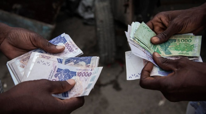 Sekiz Afrika ülkesi sömürge parası CFA frangını kullanmayacak