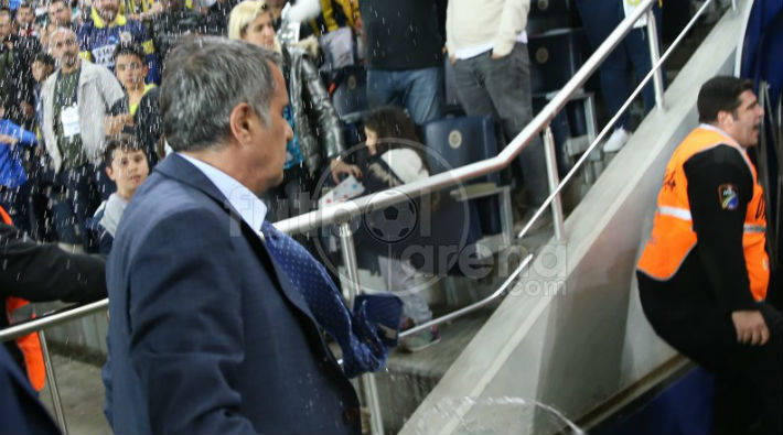 Fenerbahçe-Beşiktaş maçı olaylar nedeniyle ertelendi