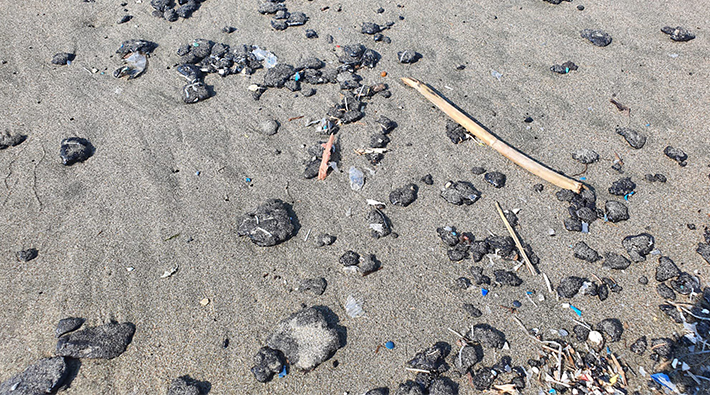 Petrol sızıntısı Akdeniz’i kaplıyor: Mersin sahillerinde görüldü