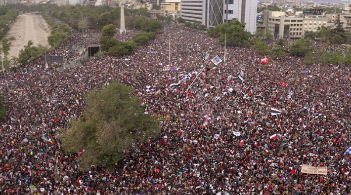 Şili eylemlerinden bir performans: 'Örgütlü bir halkı hiçbir kuvvet yenemez'