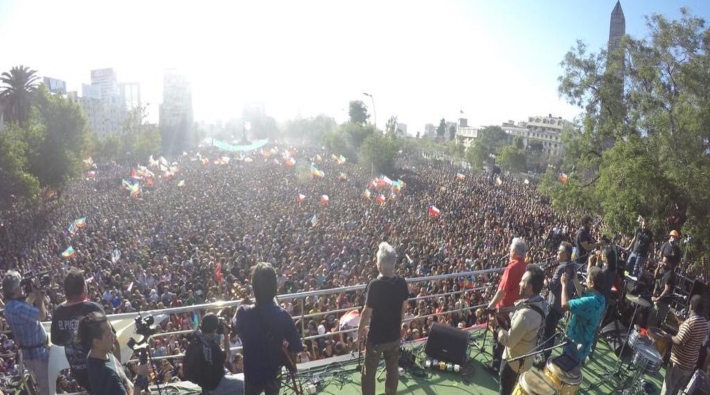 Şili'de binler hep birlikte söyledi: Örgütlü bir halkı hiçbir kuvvet yenemez!