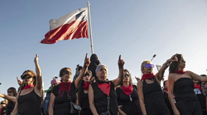 Şili'de binlerce kadın erkek şiddetine karşı Ulusal Stadyum'u doldurdu
