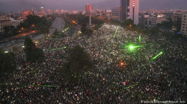 Şili'de on binlerce kişi eşitsizliği protesto etti