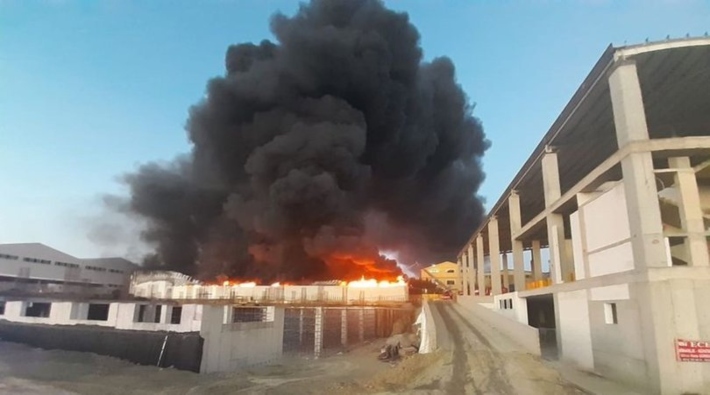 Silivri’de plastik fabrikasında çıkan yangın söndürüldü