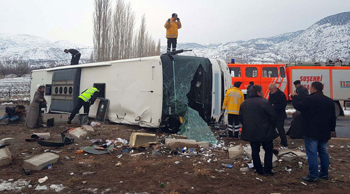 Sivas'ta yolcu otobüsü devrildi: 1 ölü, 40 yaralı
