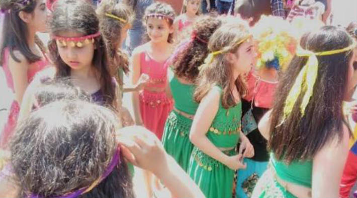 Skandal: Kız çocuklarının gösterisi kıyafetleri nedeniyle yarıda kesildi