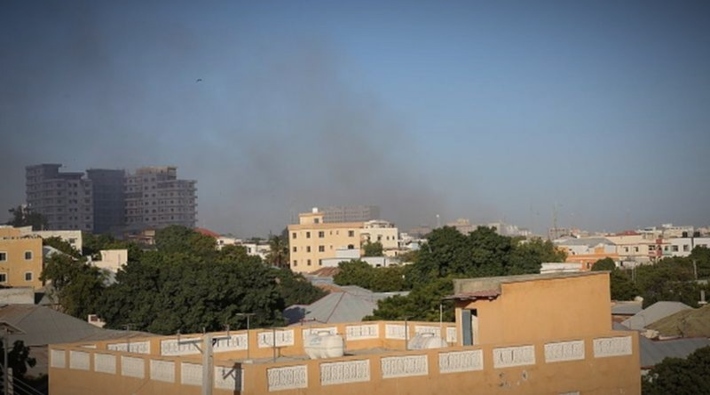 Somali'nin başkenti Mogadişu'da bulunan bir otele bombalı saldırı: Ölü ve yaralılar var