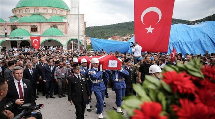 Soylu'nun talimatı uygulamaya koyuldu: Asker cenazesinde CHP'nin çelengine saldırı