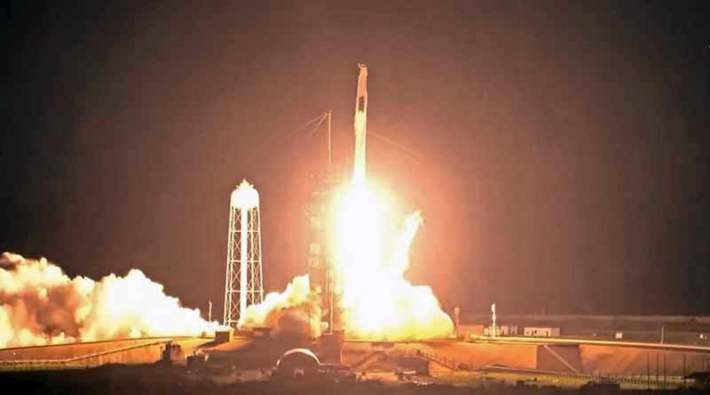 SpaceX, 4 astronotu uzay istasyonuna gönderdi