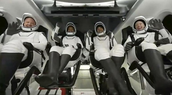 SpaceX ile Dünya yörüngesine çıkan ilk uzay turistleri yeryüzüne döndü 
