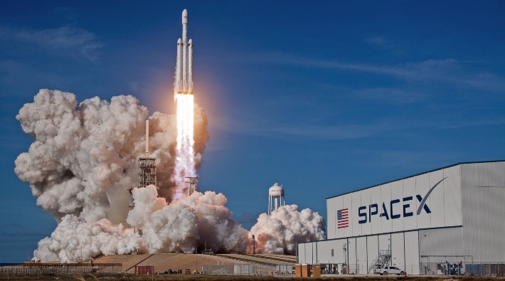 SpaceX'e ait roketin parçası tarlaya düştü