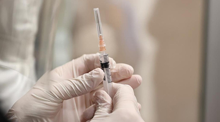 İngiltere'de araştırma: Aşıların korumaları aydan aya düşüyor