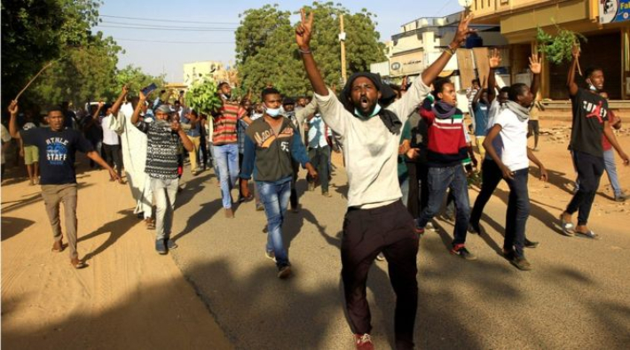 Sudan'da hükümet feshedildi, olağanüstü hal ilan edildi