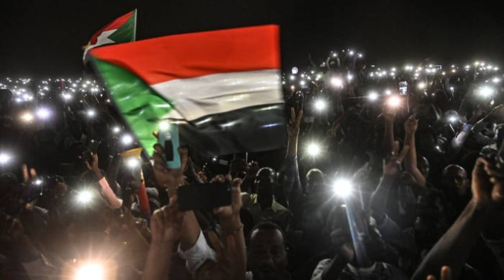 Sudan'da halk sivil yönetim talebiyle gece boyunca sokaklardaydı