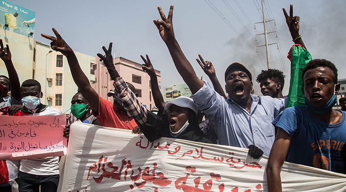 Sudan'da darbe girişimi iddiası: Başbakanı ev hapsine aldılar