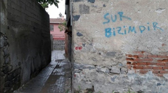 AKP’li Karaaslan’ın ‘kimse mağdur olmayacak’ dediği Sur’da 5 gündür elektrik su yok, çocuklar okula gidemiyor!