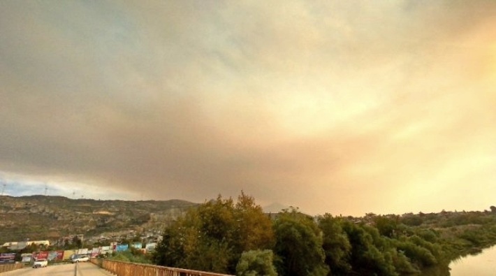 Suriye'deki orman yangınında Samandağ'ı duman kapladı