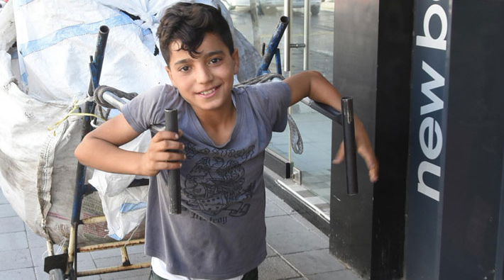 Türkiye'de okulun ilk günü: Suriyeli çocuk okul yerine kağıt toplamaya gitti