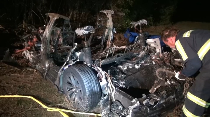 Sürücüsüz giden Tesla kaza yaptı: İki kişi hayatını kaybetti