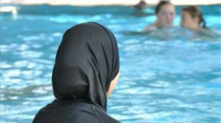İsviçre mahkemeyi kazandı: Müslüman kız öğrenciler yüzme dersini karma sınıflarda almak zorunda