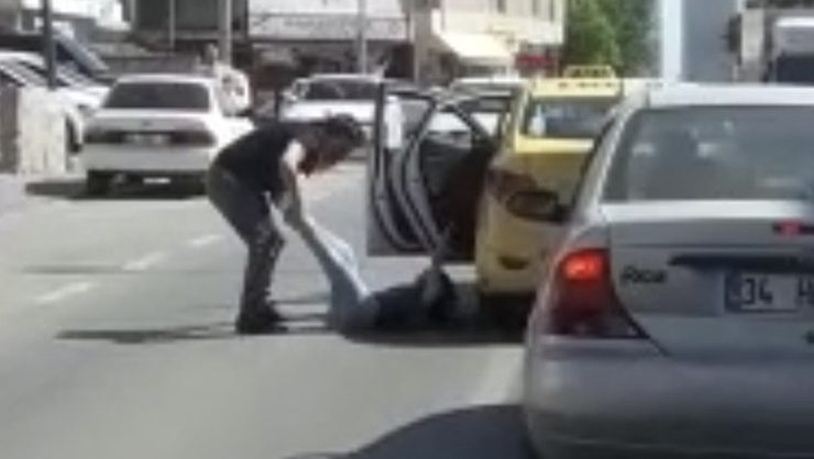 Taksici kadın yolcuyu bacaklarından tutup dışarı attı