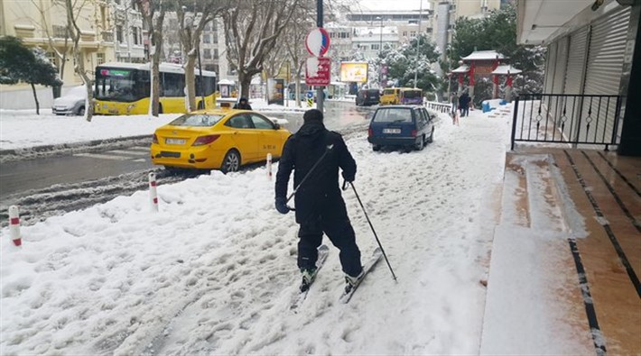 Yoğun kar yağışından etkilenen Taksim’de kayak yapıldı