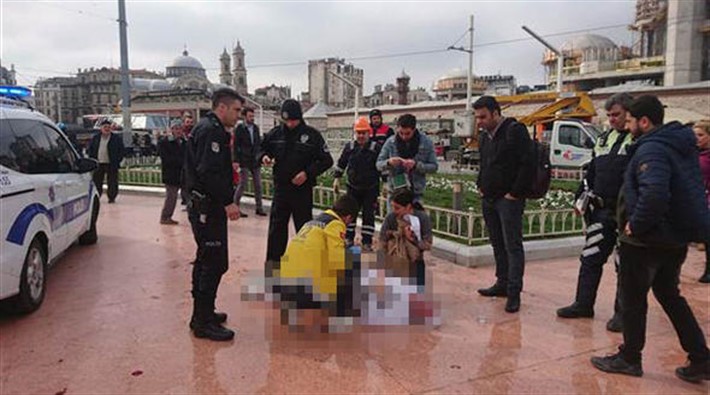 Taksim Meydanı'nda bir kişi kendini yaktı