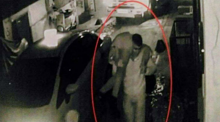 Taksim'de omzuna alıp kaçırdığı kadına tecavüz etti, 1 yıldır firar!