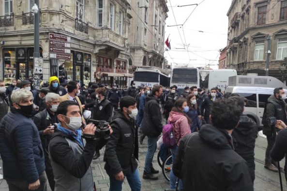 HDP İstanbul İl Örgütü'nün DTK protestosuna polis müdahalesi: 16 kişi gözaltına alındı