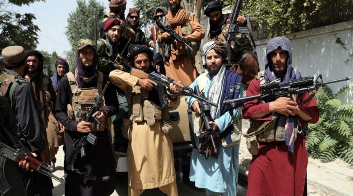 Taliban 4 kişinin cesedini meydana astı