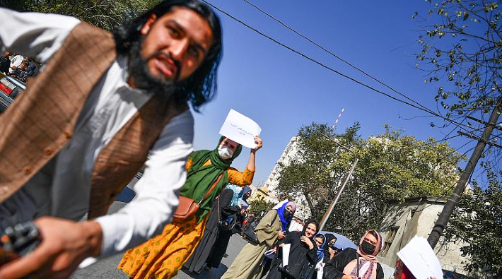 Taliban, kadınların eylemini takip eden gazetecilere saldırdı