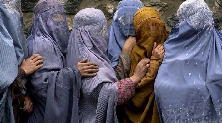 Taliban açıkladı: 'Kadınlar üniversitelerde erkek hocalardan ders alamayacak, karma eğitim olmayacak'