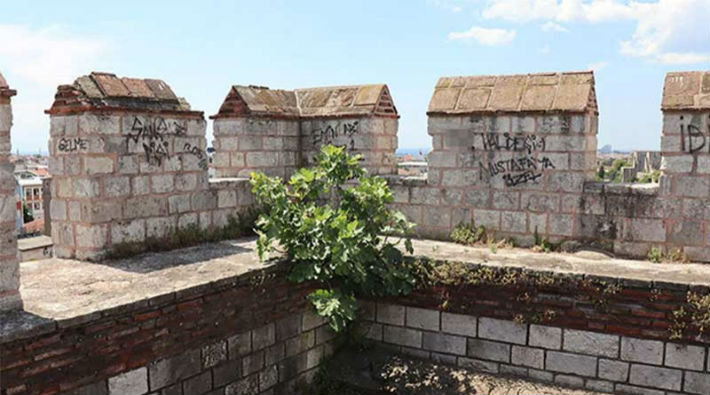 Tarihi İstanbul Surları yazı tahtasına çevrildi!