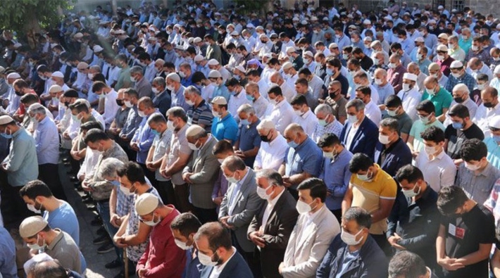 Tarikat liderinin cenazesinde yine aynı manzara: Vali ve AKP'li isimlerin de aralarında olduğu yüzlerce kişi katıldı 