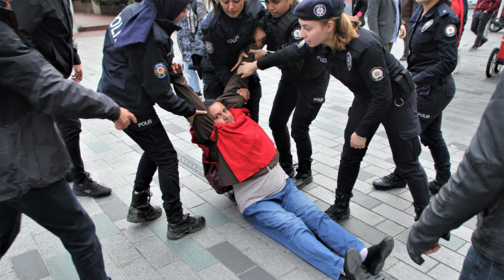 TAYAD'lı Aileler'den abluka altındaki Galatasaray Meydanı'nda protesto: 1 gözaltı