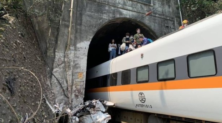 Tayvan'da tren raydan çıktı: En az 36 ölü, 72 yaralı