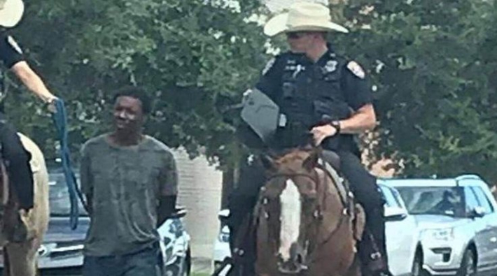 Teksas'ta ırkçı gözaltı: Atlı polis bir siyahiyi iple bağlayıp gezdirdi
