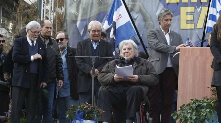 Yunan besteci Theodorakis'e protesto: Milliyetçiliğin lağımında kayboluyorsun