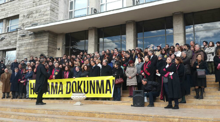 Ankara Tıp da ihraçları protesto etti: 'Hocama dokunma' 