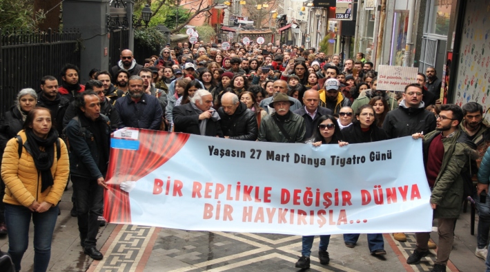 Valilik yasağına rağmen tiyatrocular Kadıköy'de buluştu: Bir replikle değişir dünya