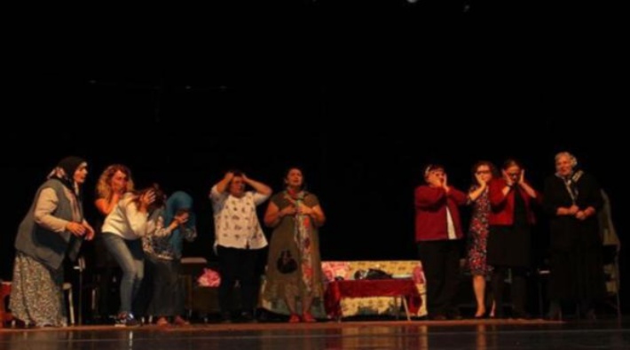 Bektaşağa Köyü kadınları 'Kadın Sığınağı' oyunuyla İstanbul'da turnede