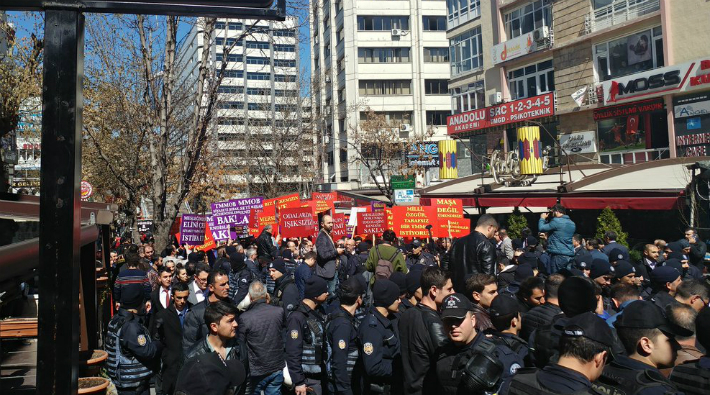 Bir grup AKP'liden TMMOB önünde provokasyon