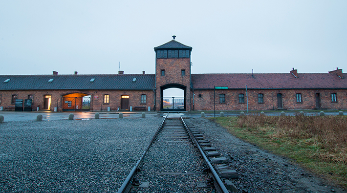 Auschwitz toplama kampına Yahudi karşıtı yazılama yapıldı
