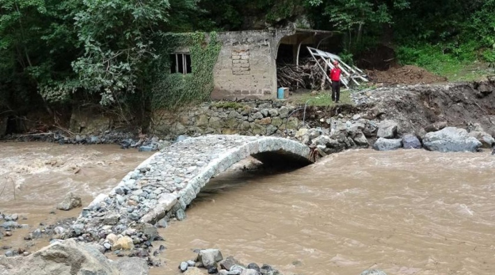 Trabzon'da şiddetli sağanak: Ev ve iş yerlerini su bastı