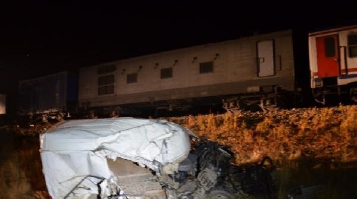 Tren minibüse çarptı: 2 ölü, 2 yaralı