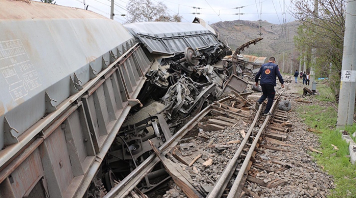 Malatya’da tren kazası: Maden yüklü vagonlar devrildi